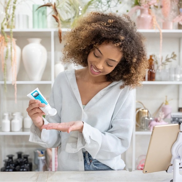 New Air Repair Skincare Complexion-Boosting Moisturizer Full-size - Picture 4 of 10